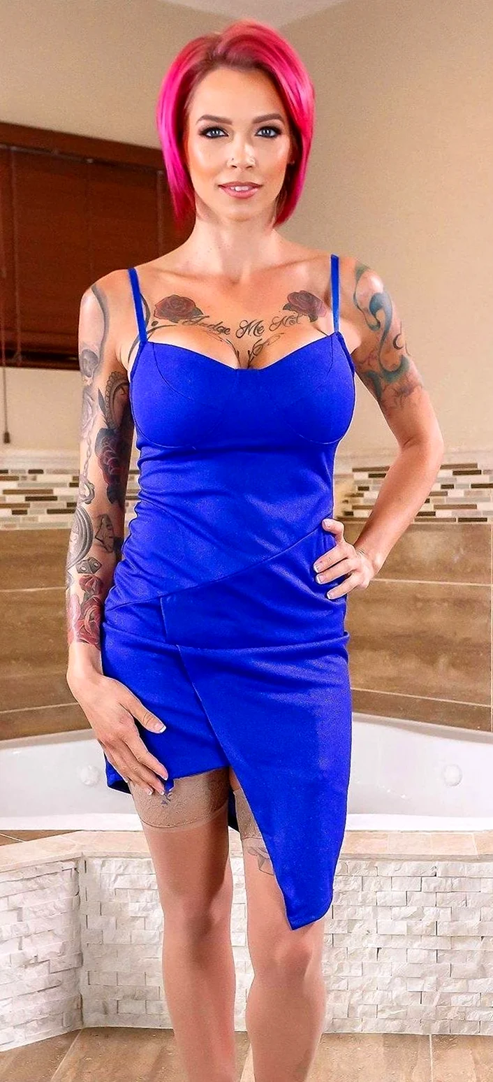 Anna Bell Peaks в платье