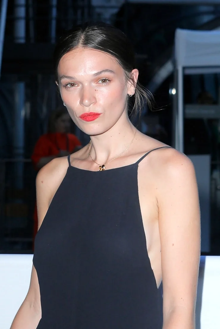 Анна Брюстер hot
