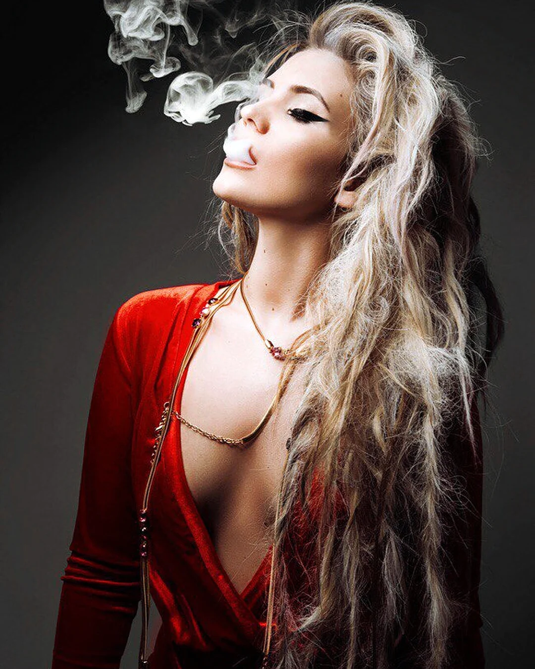 Анна Шульгина курит