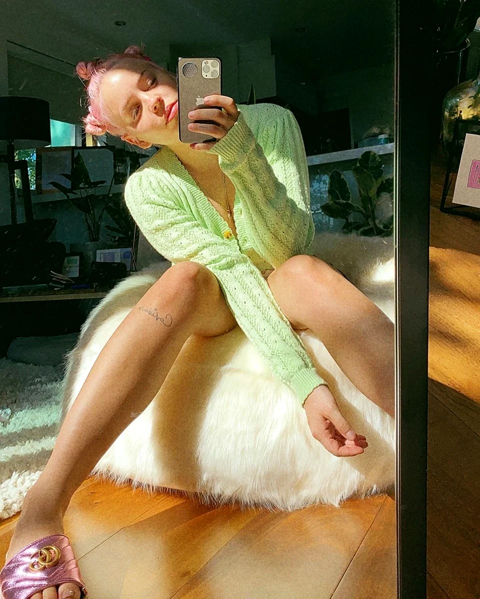 Anne Marie ноги