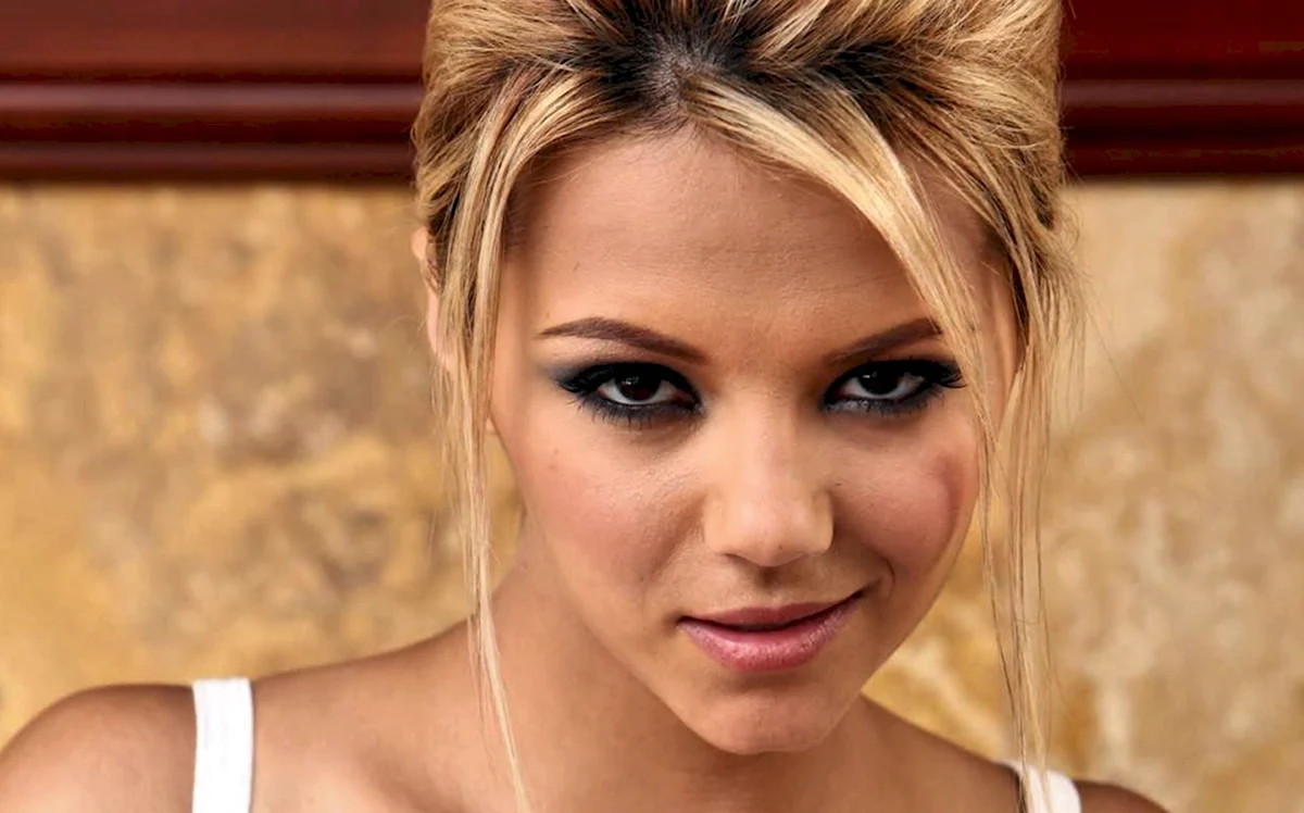 Ashlynn Брук