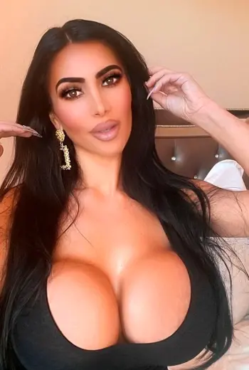 Ashten @Kim_Kardashian_lookalike