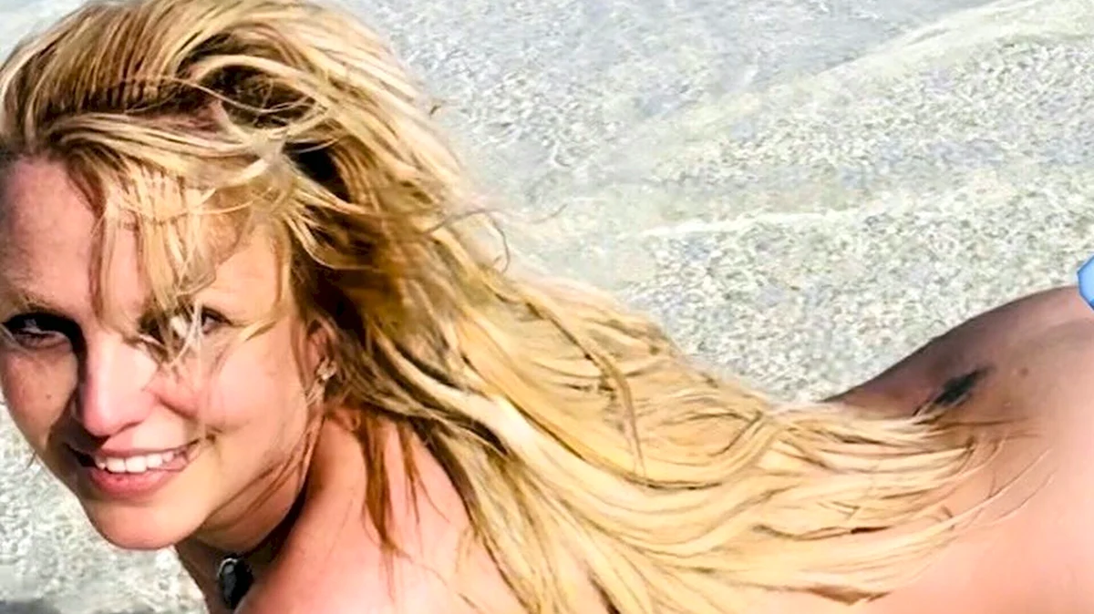 Britney Spears на пляже 2022