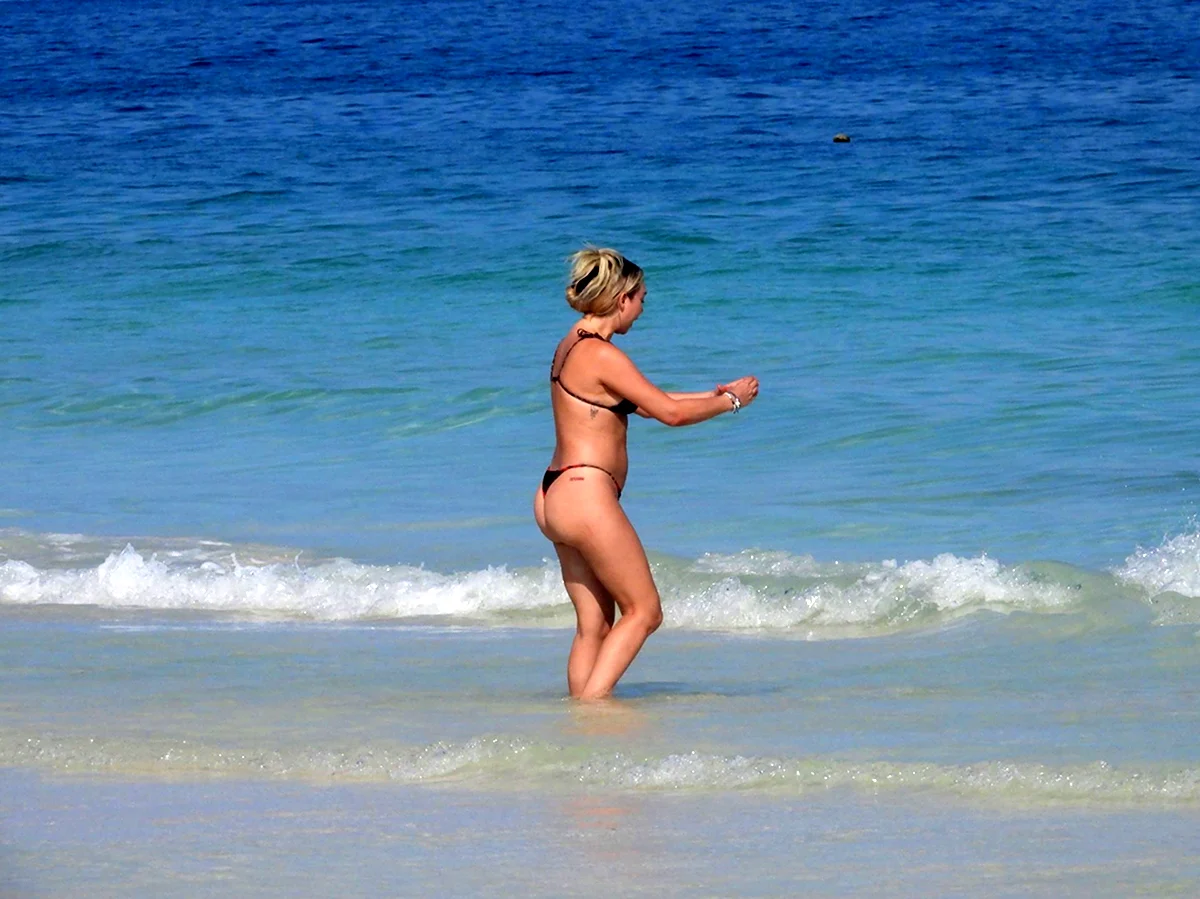 Corinne Bachelor голая