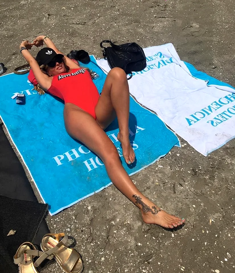 Delia в купальнике