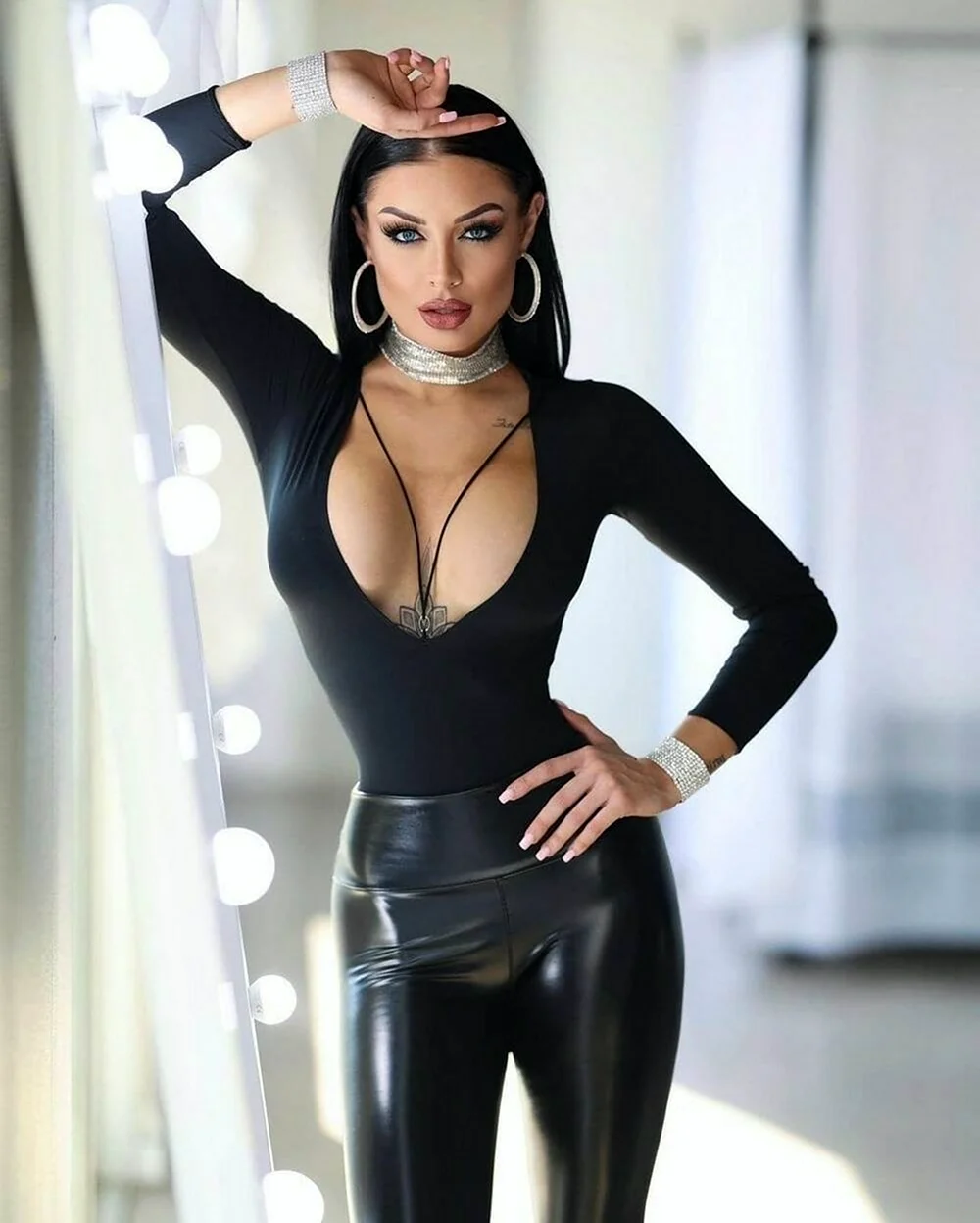 Девочки в нарядах из кожи и латекса