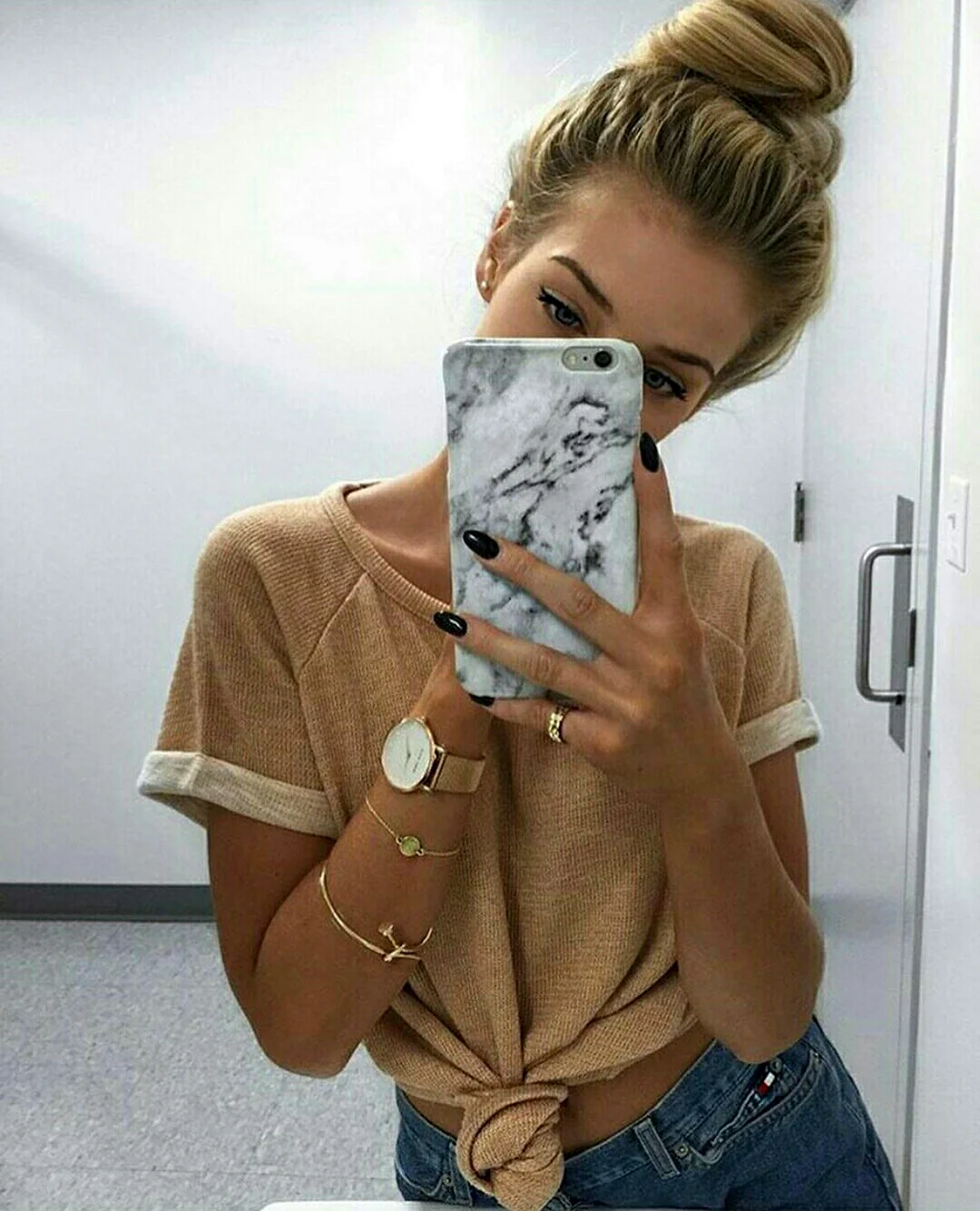 Девушка с айфоном