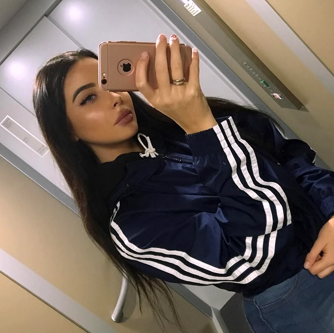 Девушка в кофте селфи