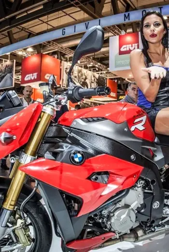 Девушки миланского мотосалона EICMA