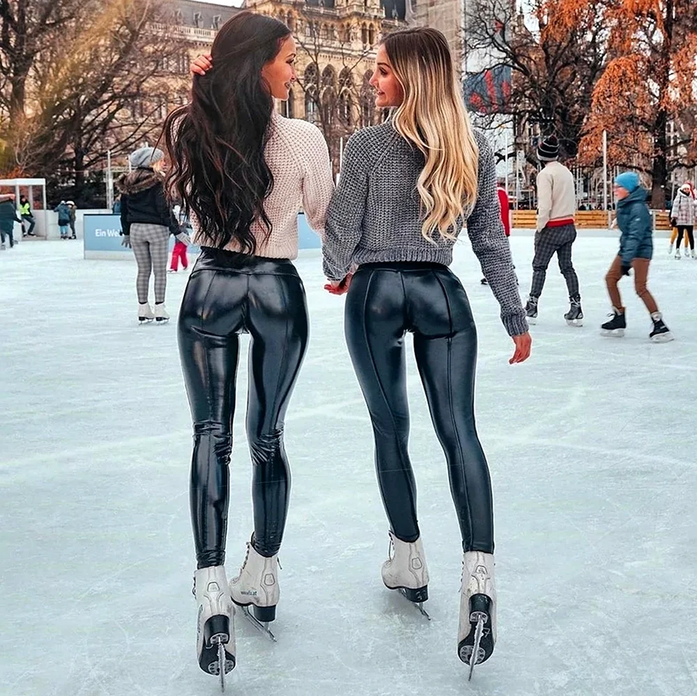Девушки в леггинсах на улице