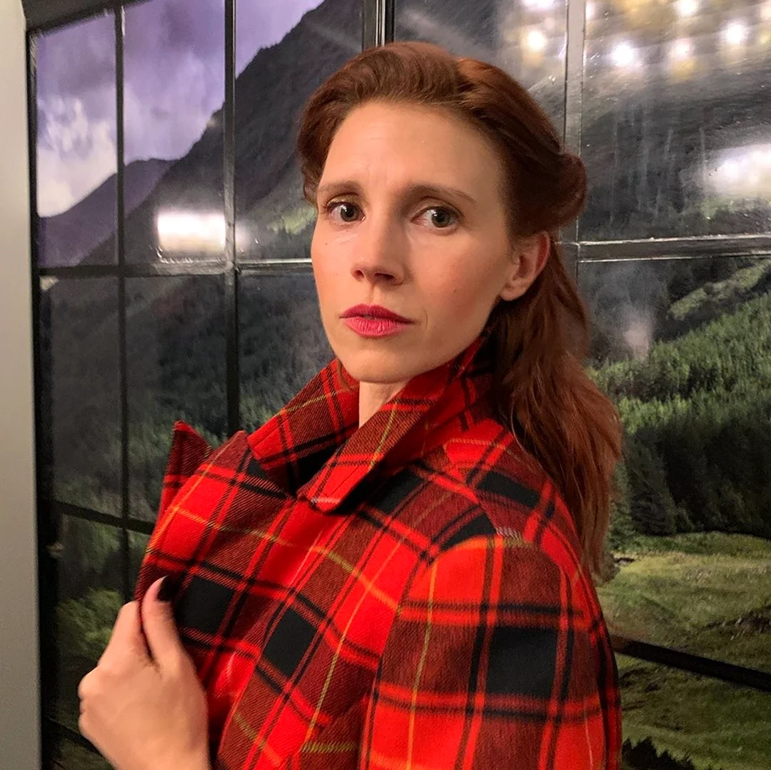 Джули МАКНИВЕН Julie MCNIVEN