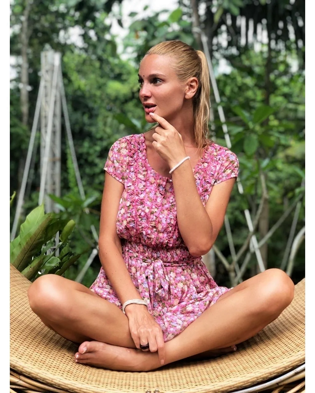 Екатерина Мельник ноги