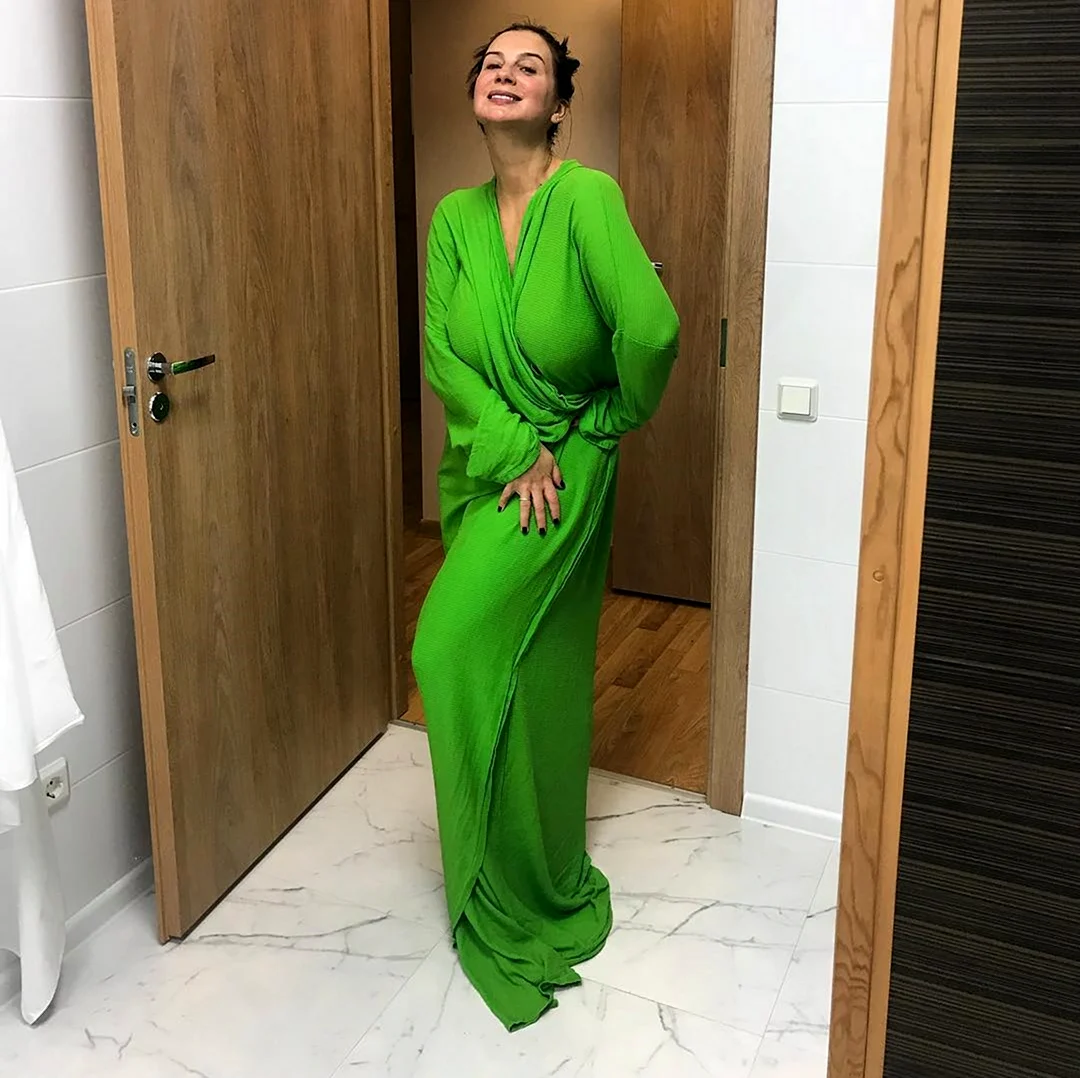 Екатерина Стриженова бюст