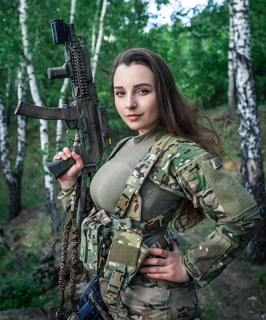 Елена Делигиоз в военной форме