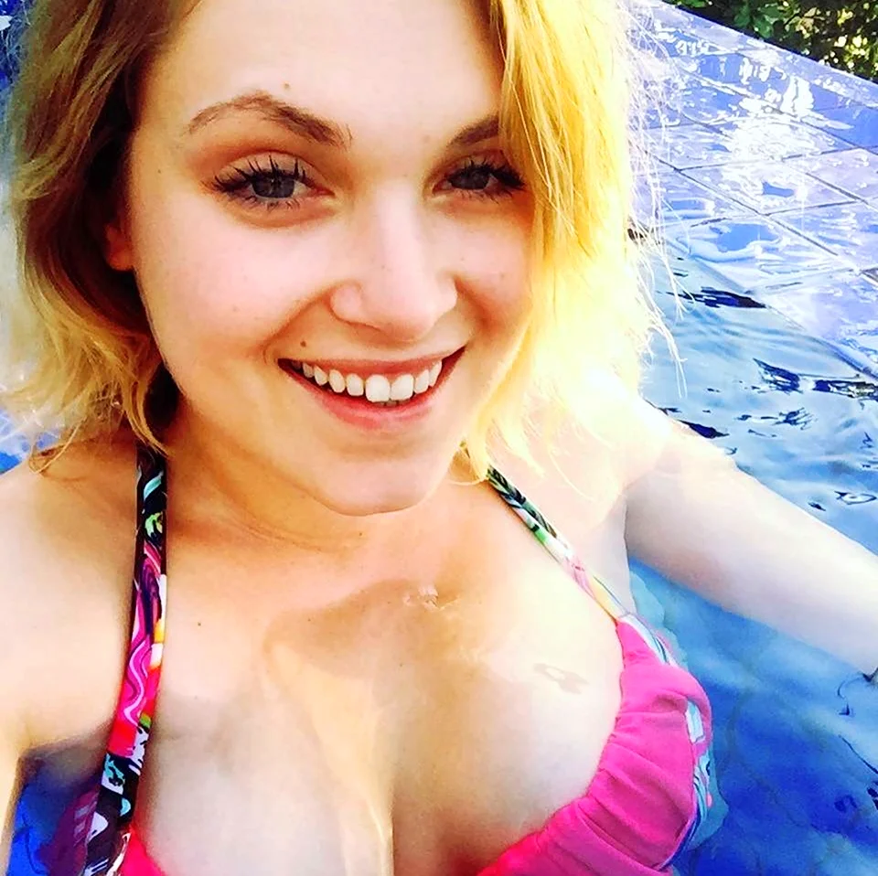 Eliza Taylor в купальнике