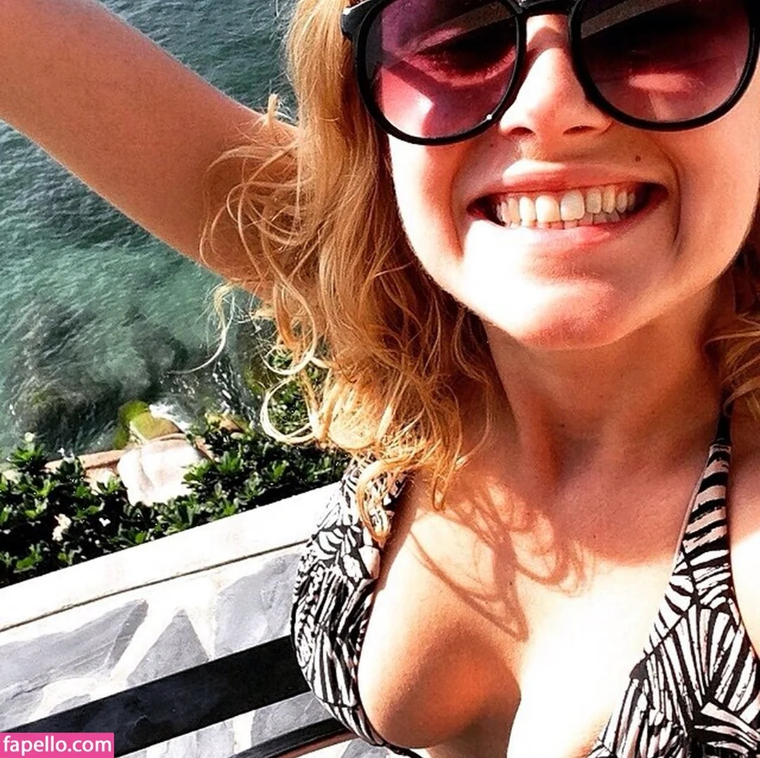 Eliza Taylor в купальнике