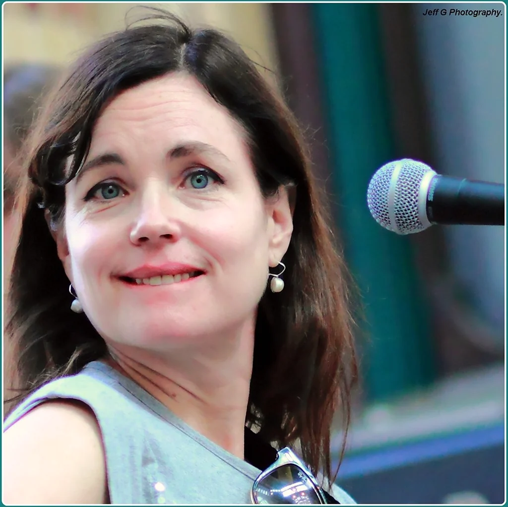 Elizabeth MCGOVERN hot