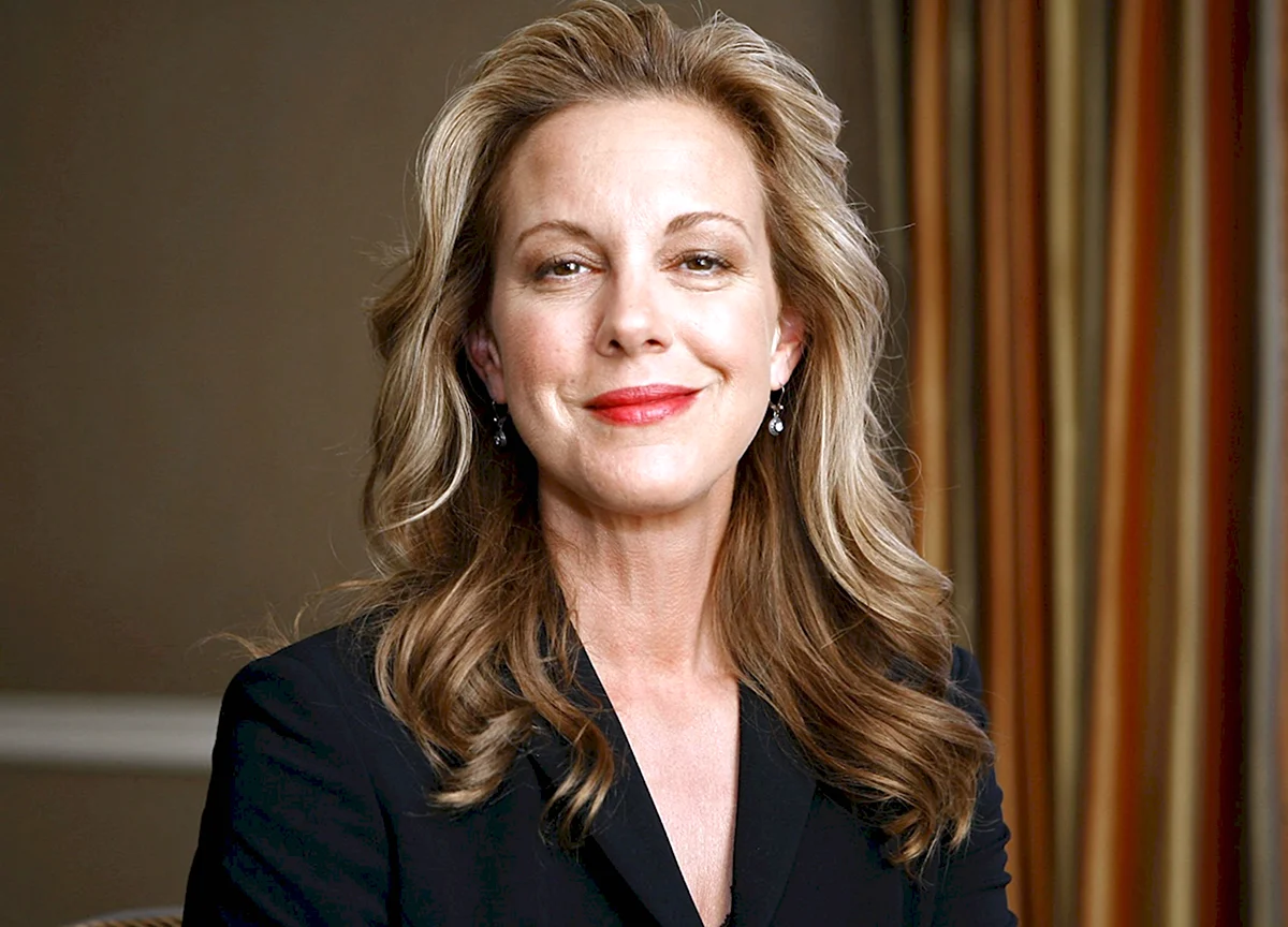 Elizabeth Perkins 2021