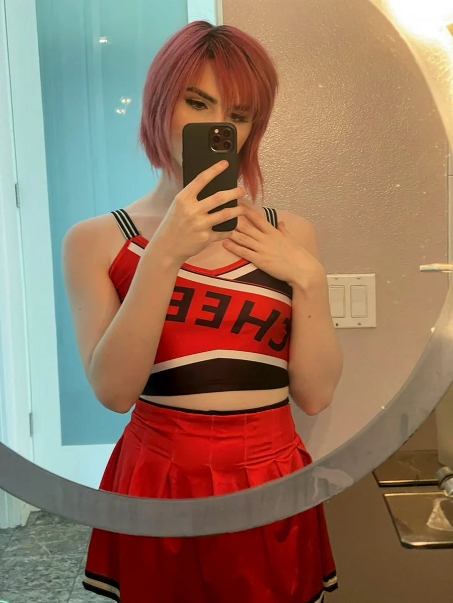 Ella Hollywood 2021