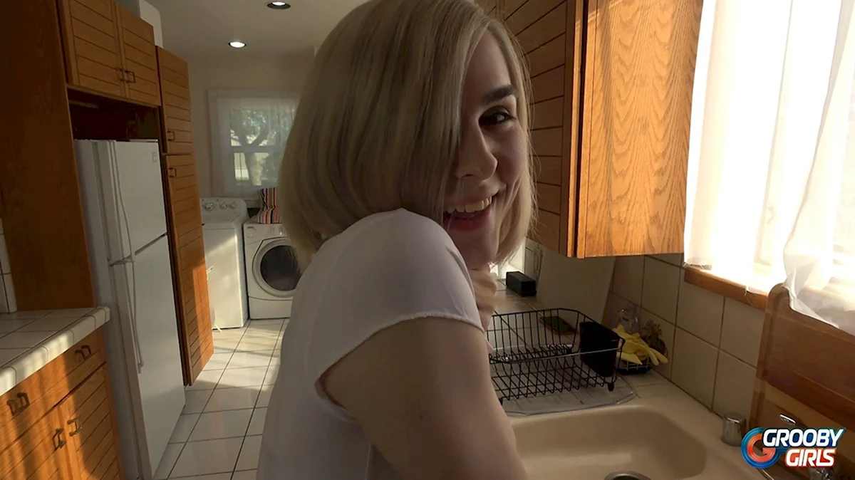 Ella Hollywood 2021
