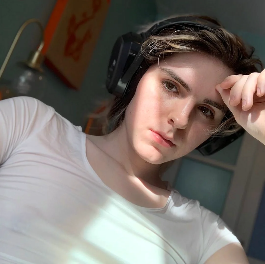 Ella Hollywood 2021