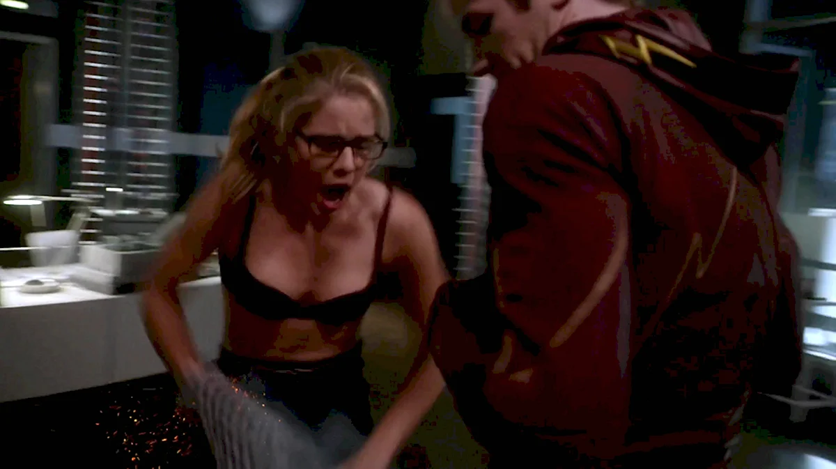 Эмили Бетт Рикардс arrow sex