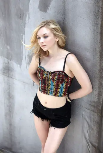Эмили Кинни hot