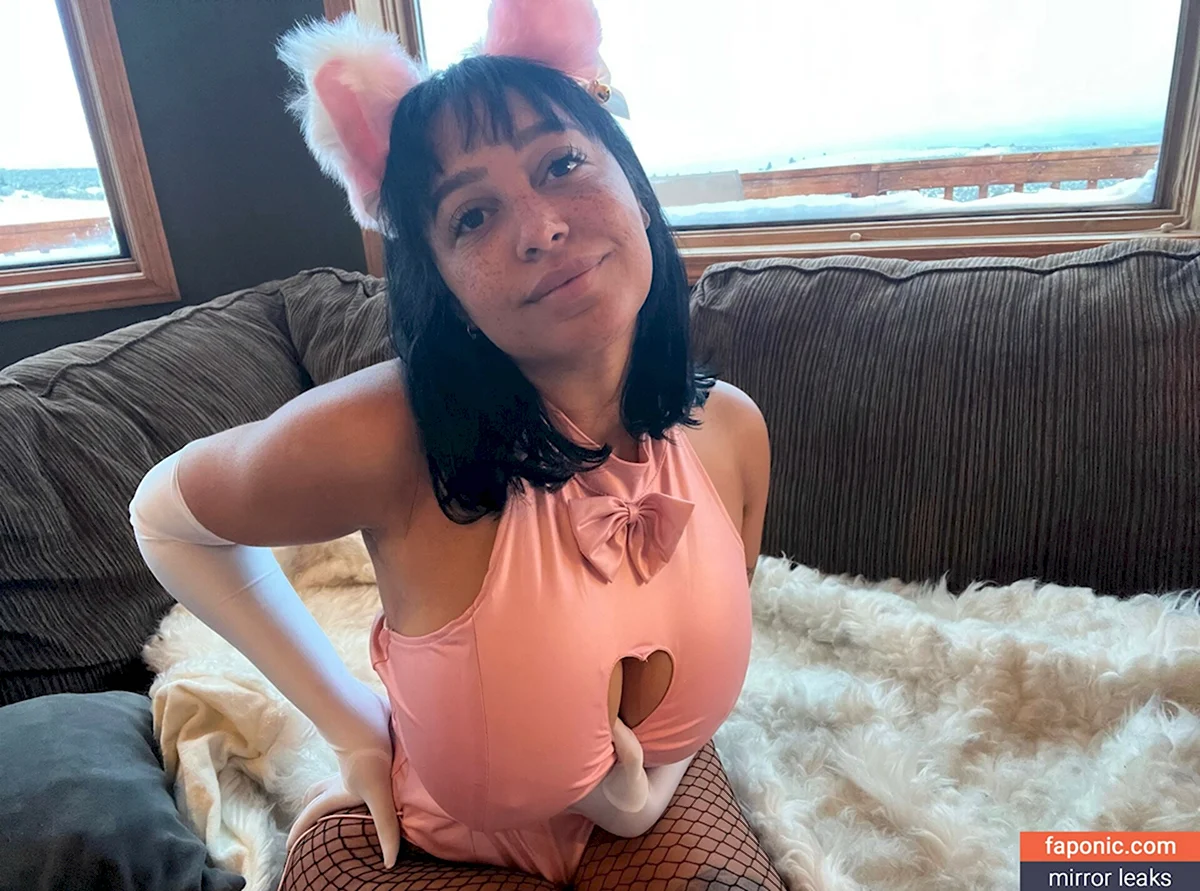 Emily Cheree полностью голая