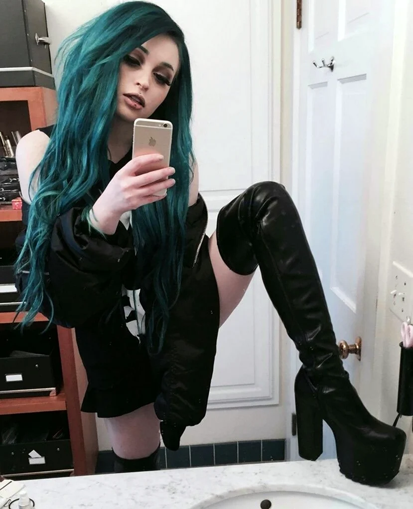 Emily Vee goth