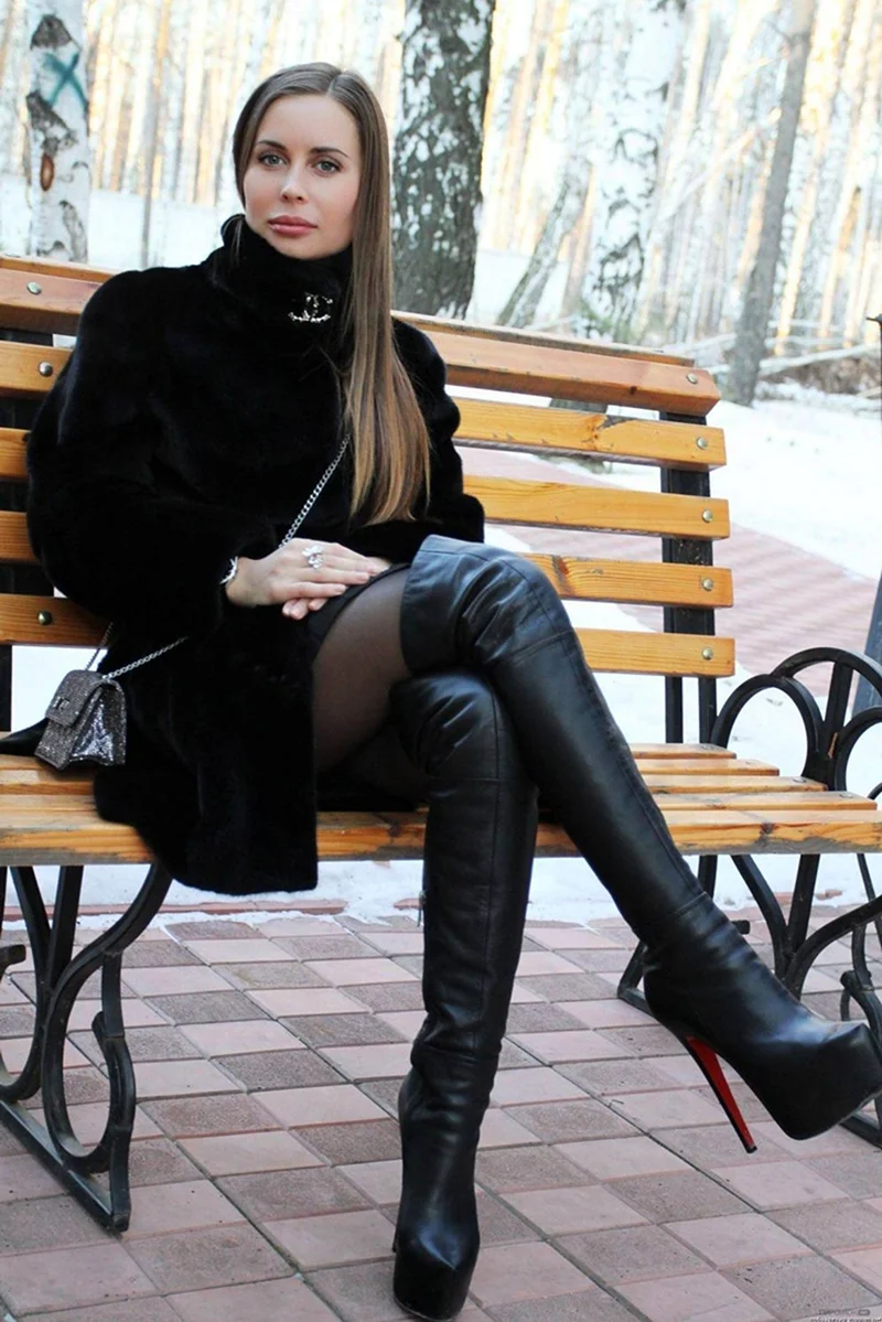 Юля Михалкова в сапогах