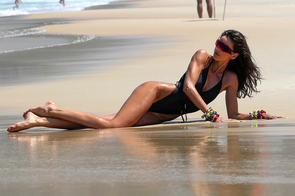 Izabel Goulart в купальнике
