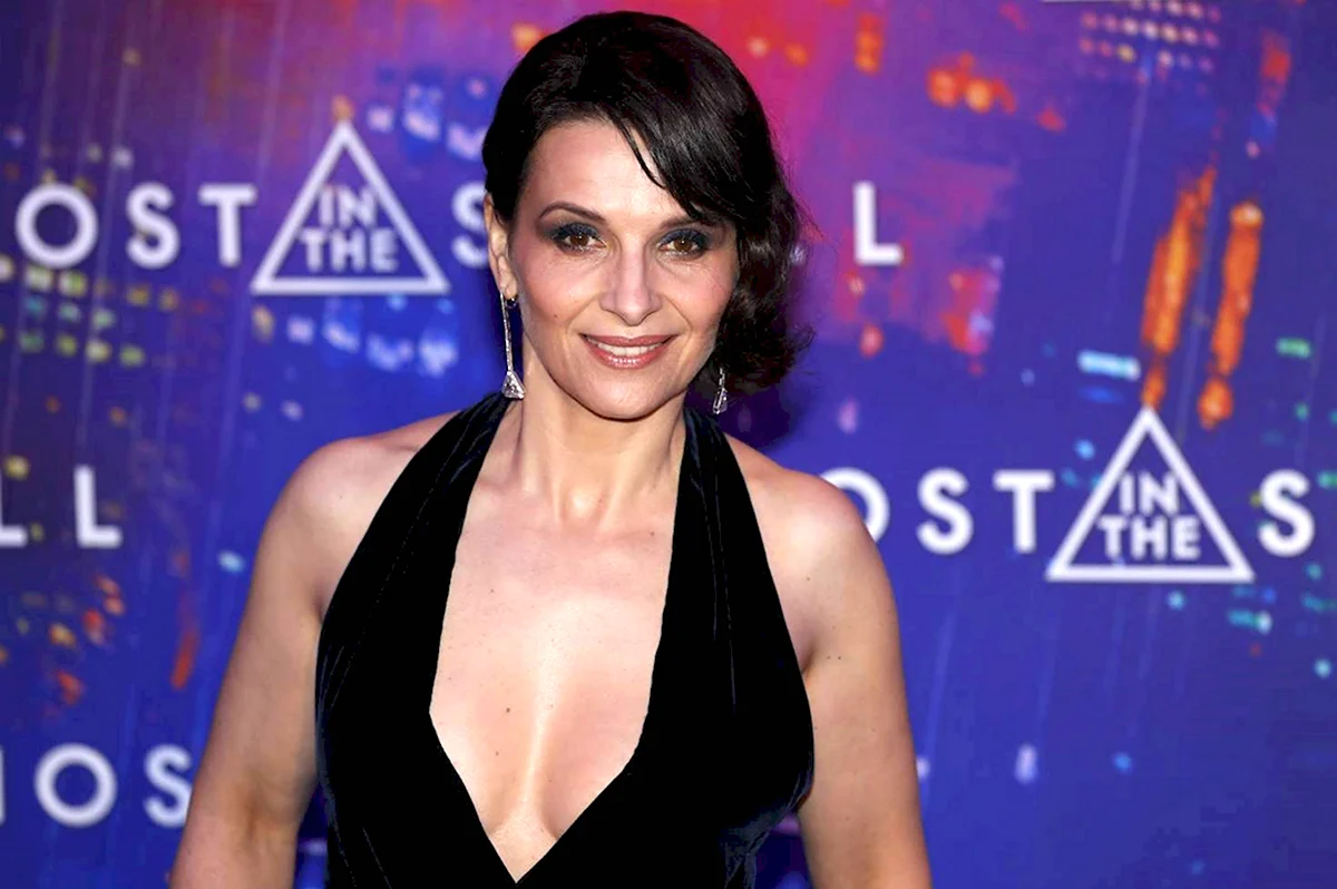 Juliette Binoche в купальнике