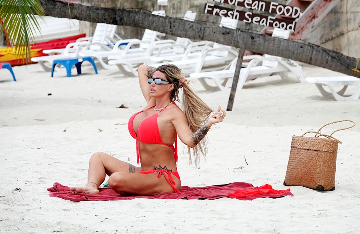 Katie Price присела
