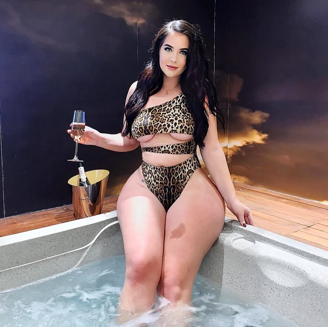 Холли Лиа плюс сайз