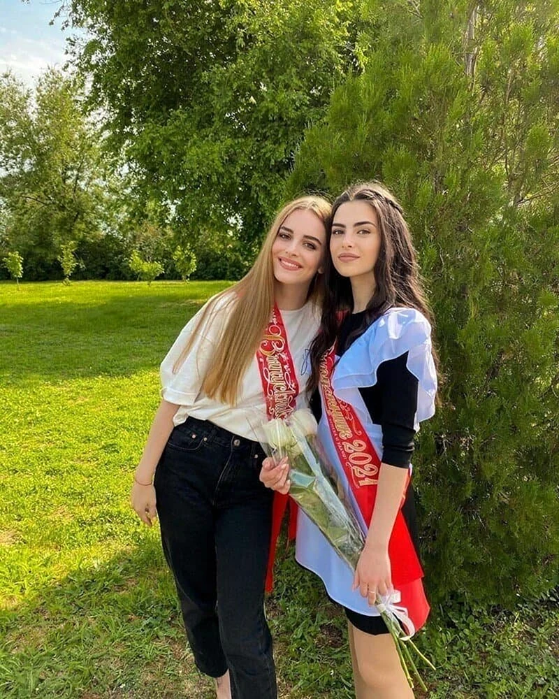 Красивые выпускницы