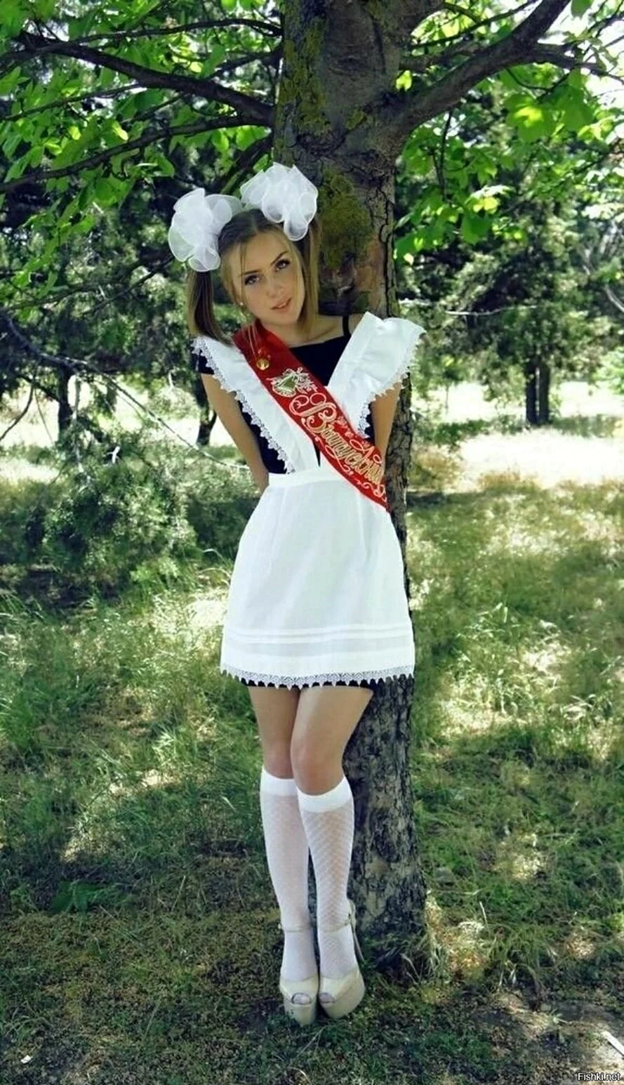 Красивые выпускницы в школьной форме