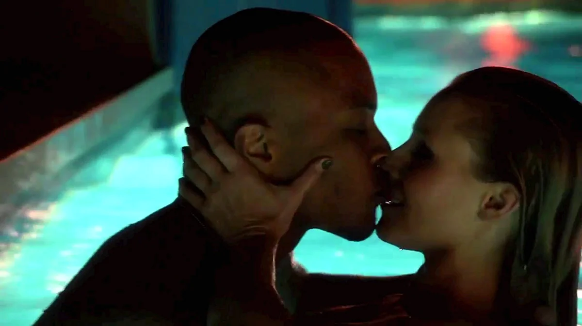 Kristen Stewart kissing Scarlet Johansson