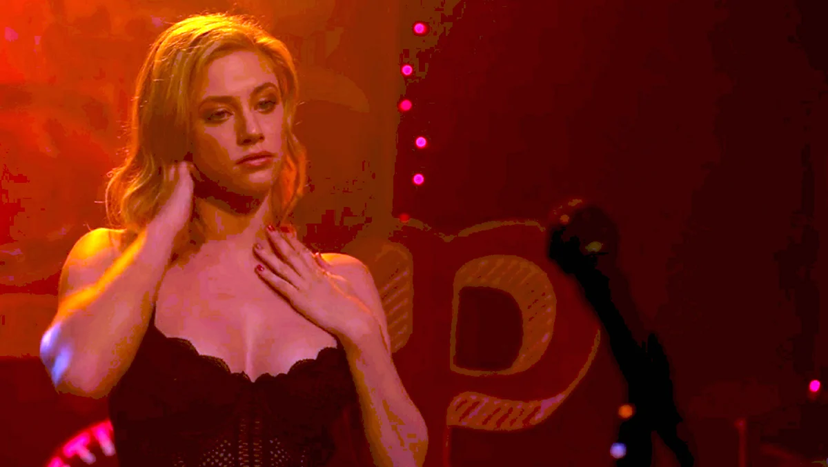Лили Рейнхарт striptease