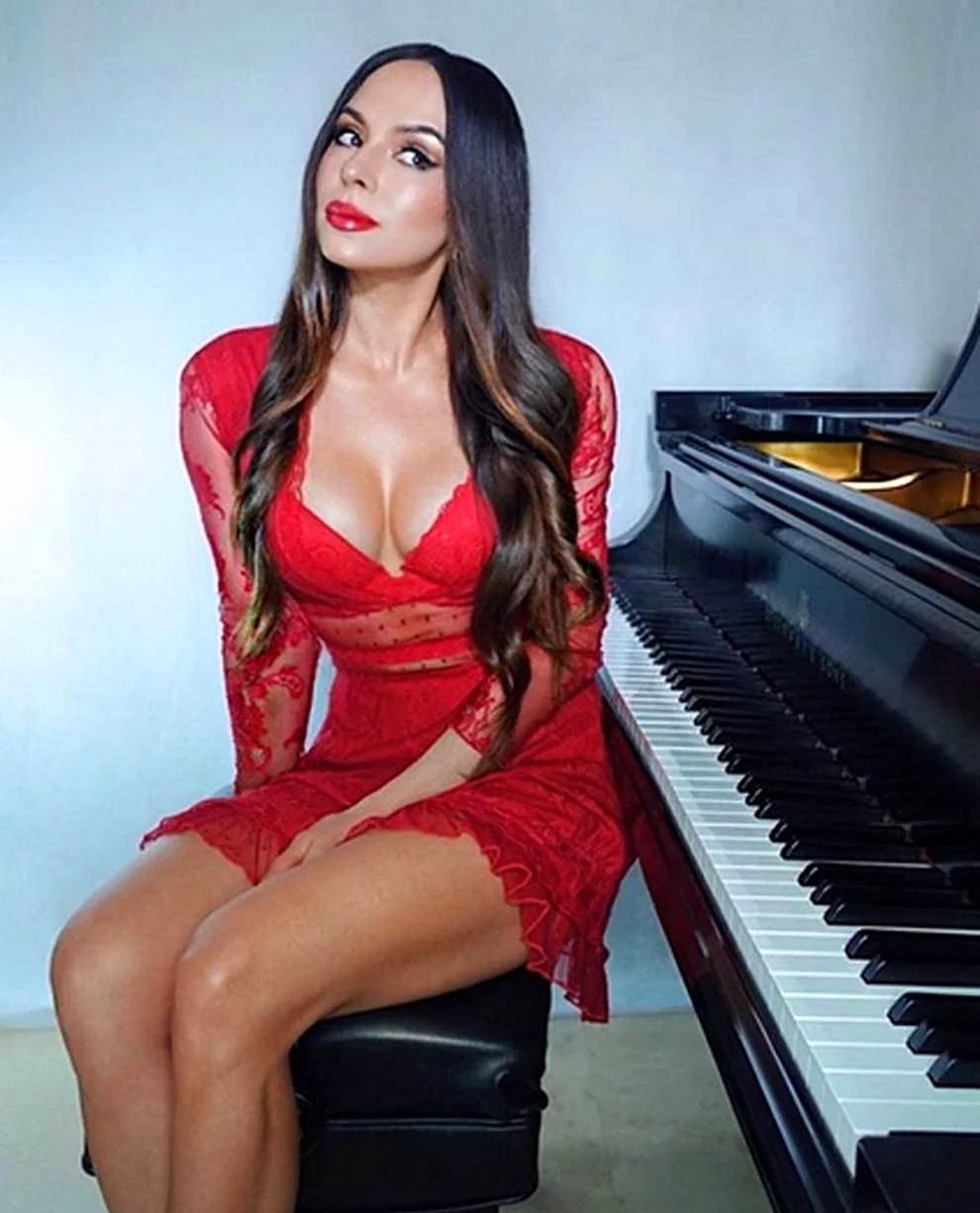 Лола Астанова