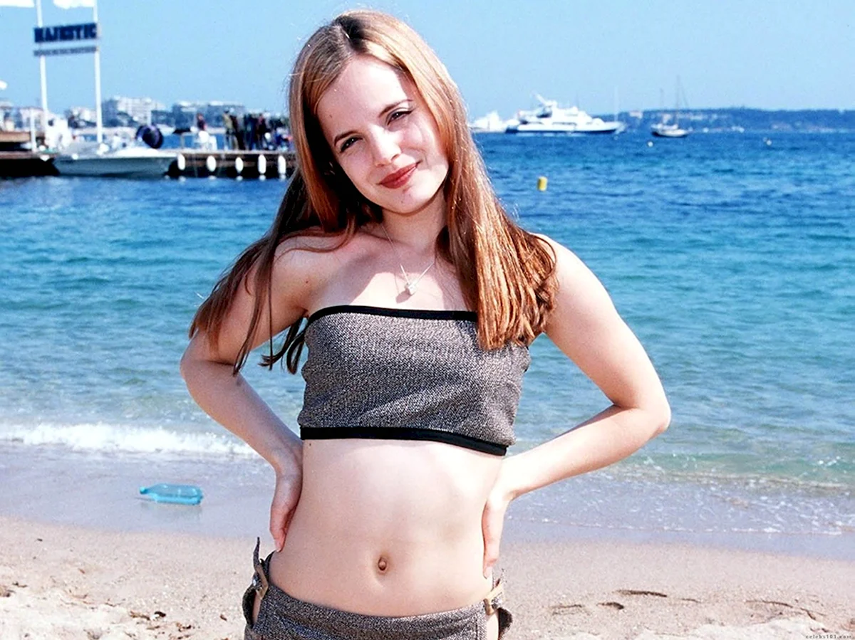 Mena Suvari в купальнике