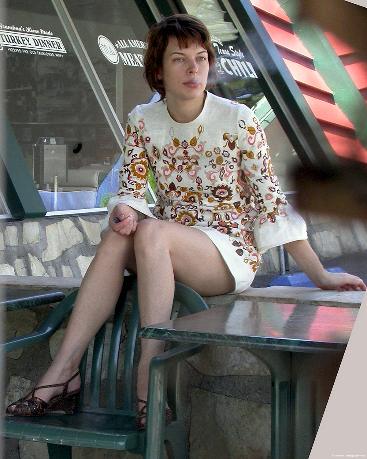Милла Йовович в мини