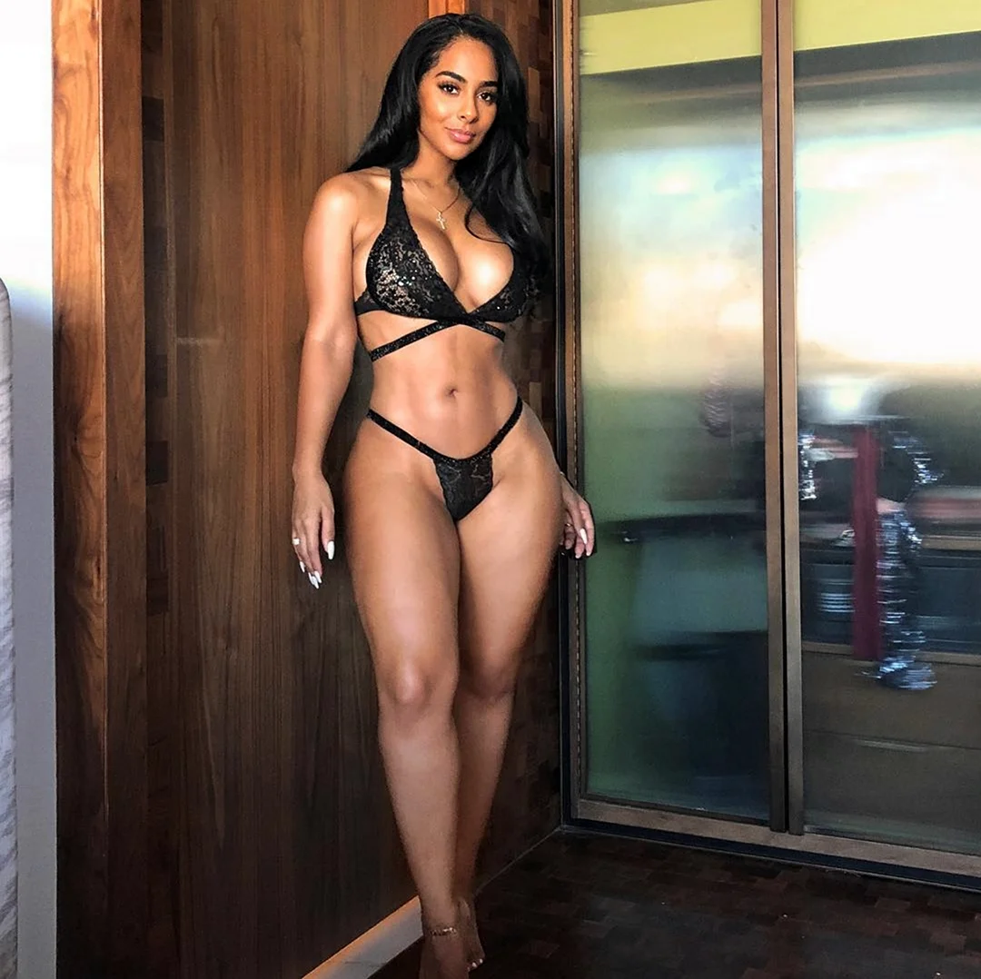 Модель Ayisha Diaz