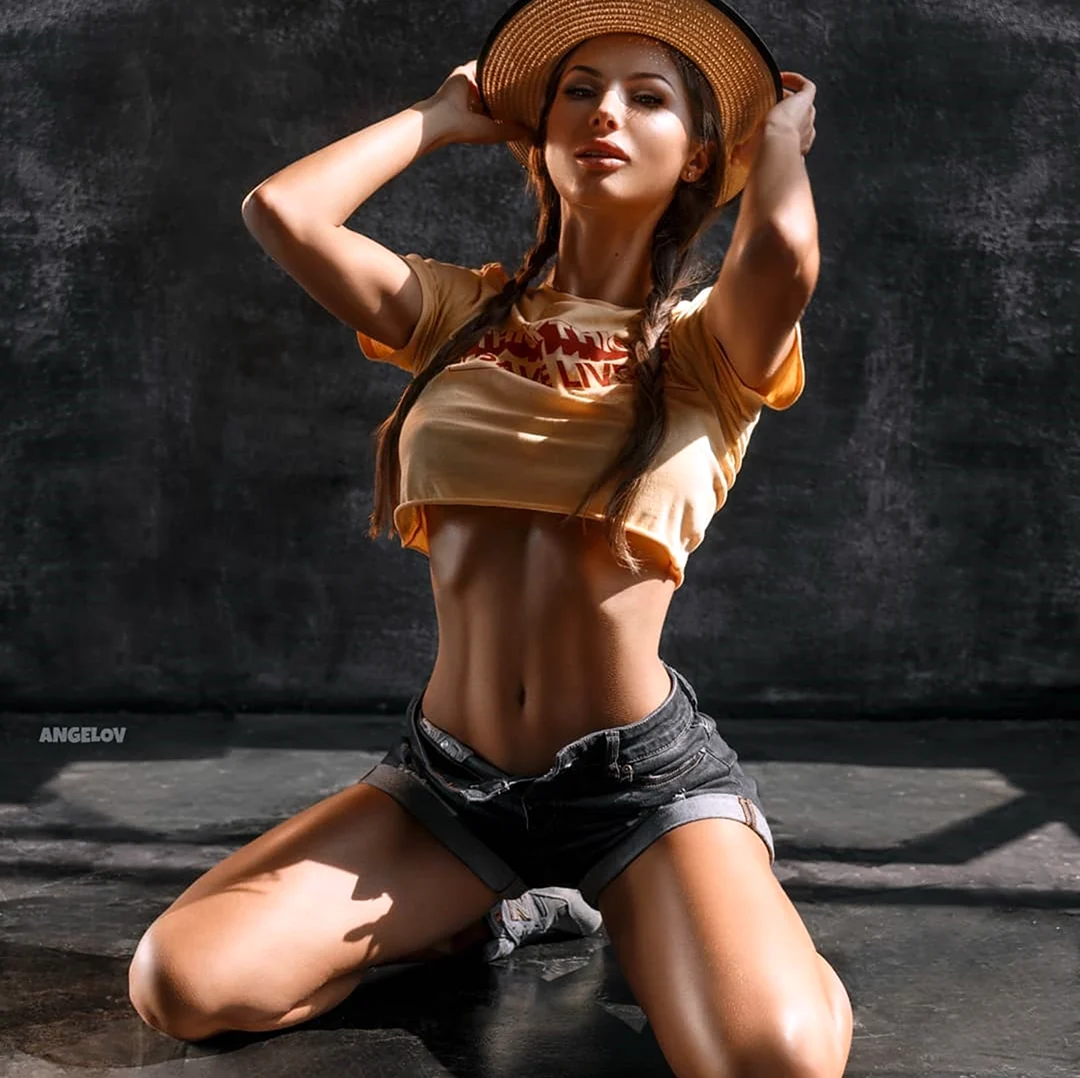 Модель Daria shy