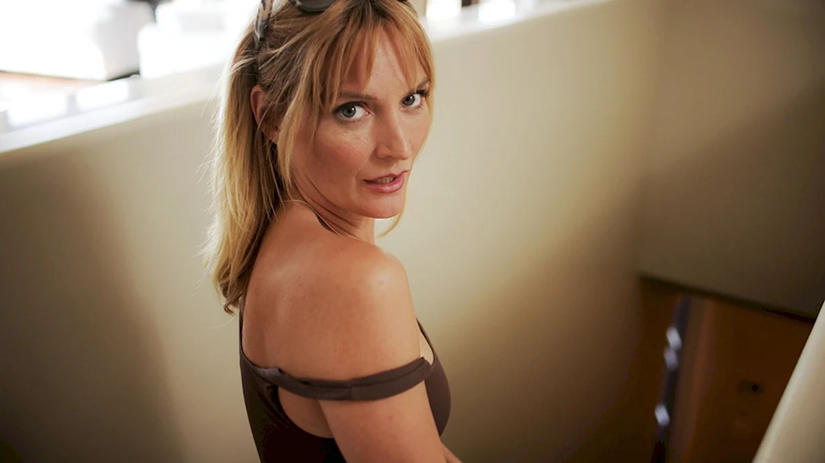 Mona Wales секретарь