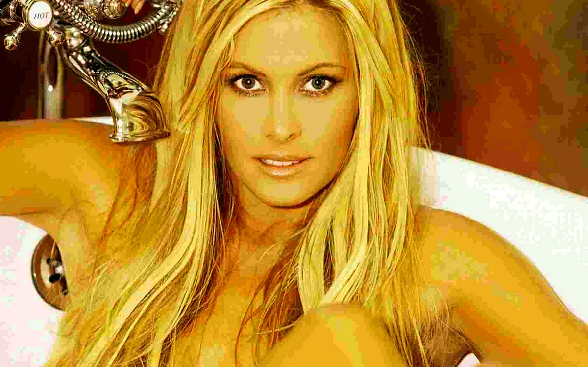 Nicole Eggert горячие