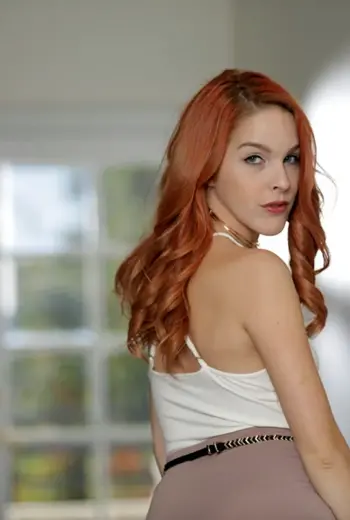 Облизывает яйца Amarna Miller