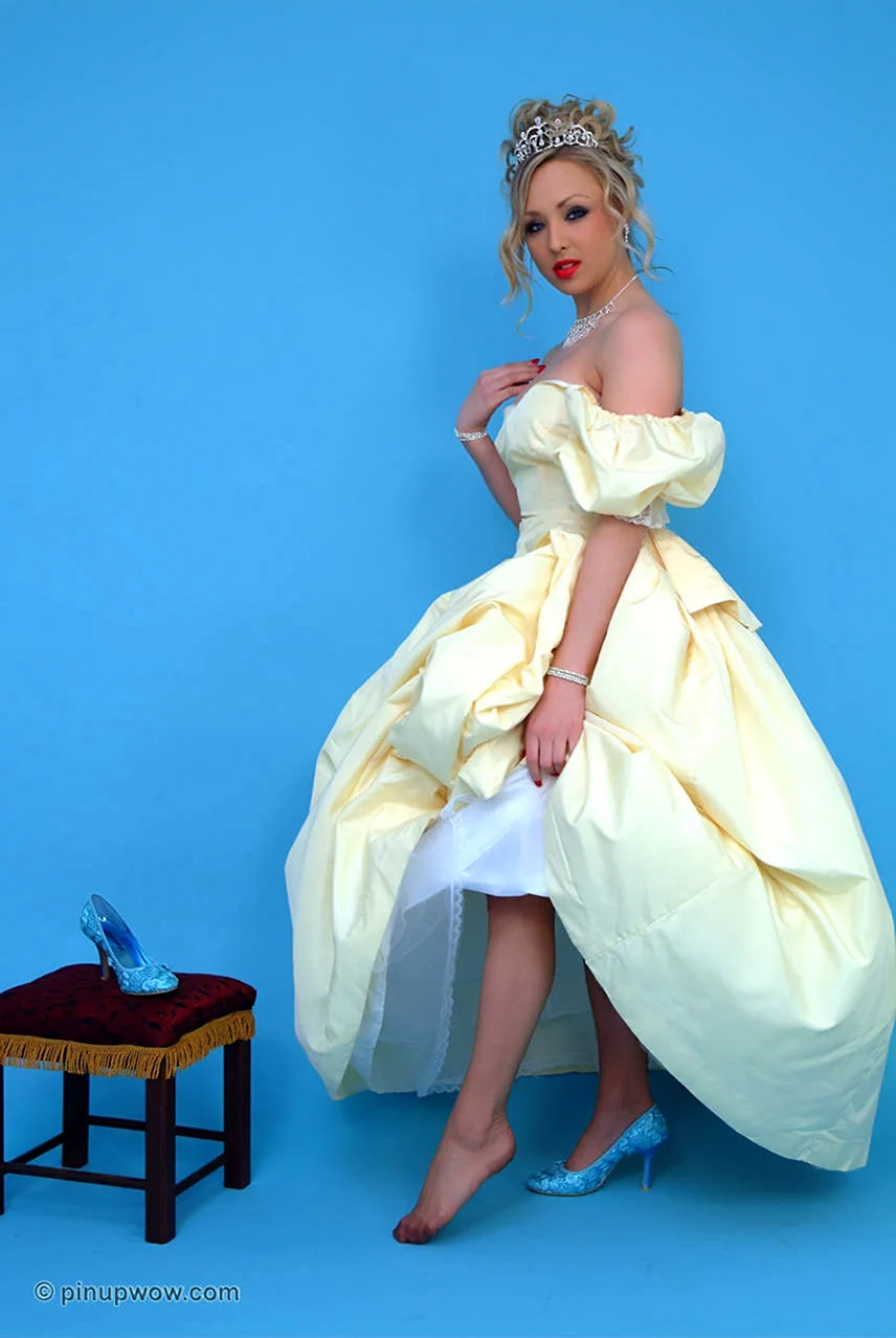 PINUPWOW Danni King