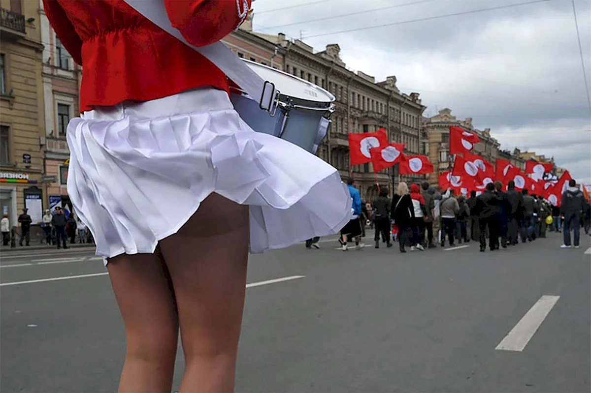 Под юбкой на параде