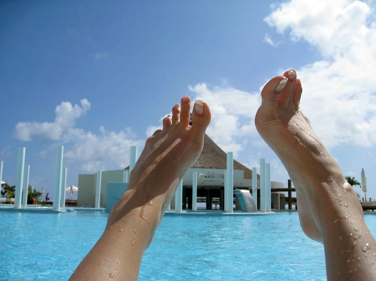 Pool feet
