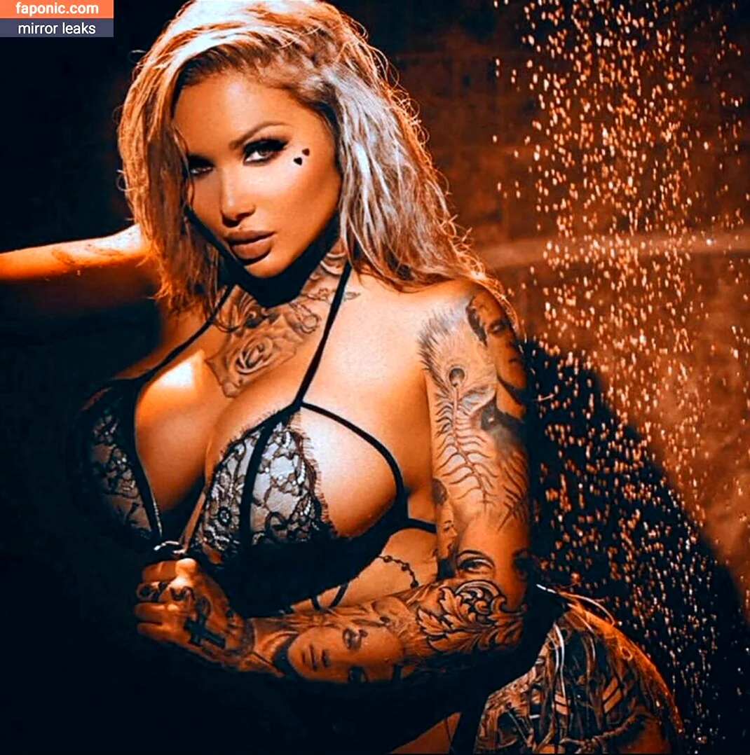 Raquel Reynolds тату модель